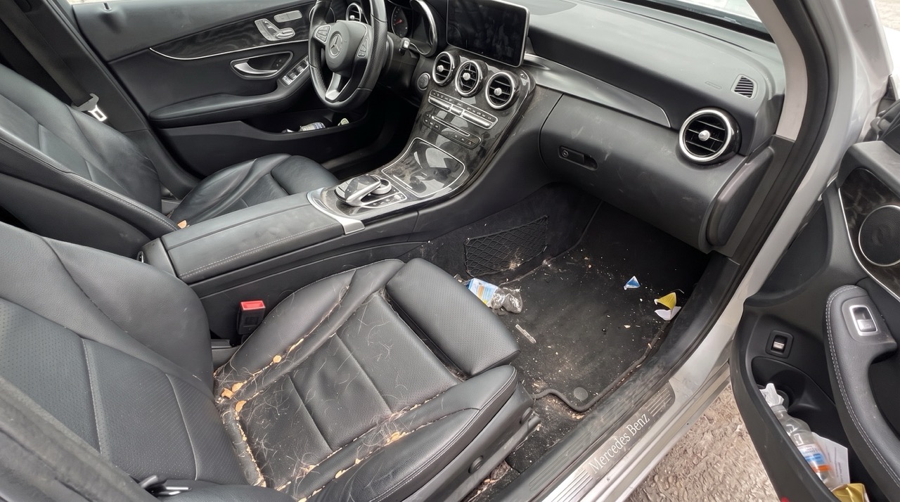 Wnętrze przed detailingiem: zabrudzenia, sierść i ślady na tapicerce i podłodze
