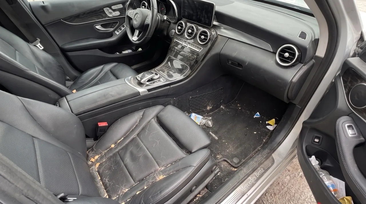 Wnętrze przed detailingiem: zabrudzenia, sierść i ślady na tapicerce i podłodze