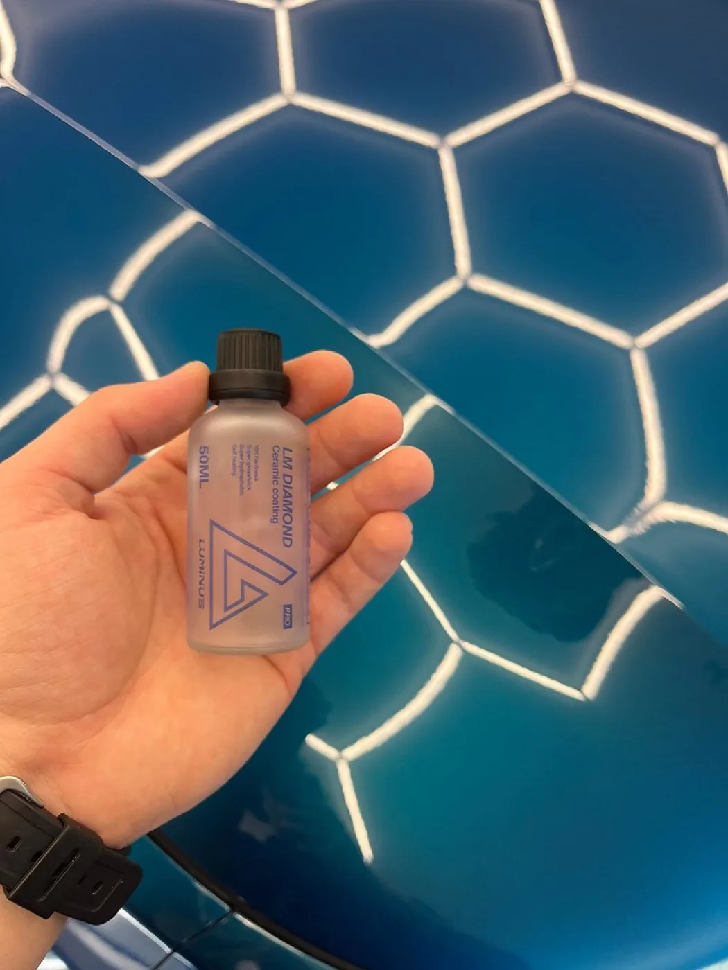 Powłoka elastomerowa LM Diamond Pro (Luminus) na tle lakieru z odbiciem plastra miodu