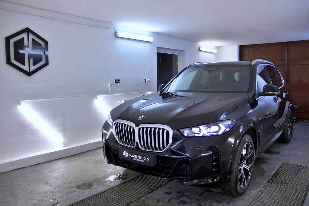 BMW X5 w studiu Glanz Studio pod logotypem GS, czarny lakier po powłoce elastomerowej