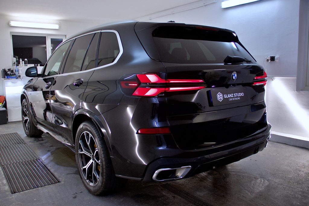 BMW X5 od tyłu z boku po aplikacji powłoki elastomerowej