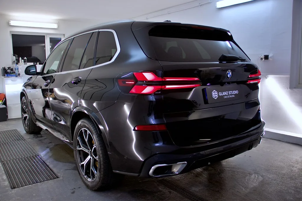 BMW X5 od tyłu z boku po aplikacji powłoki elastomerowej