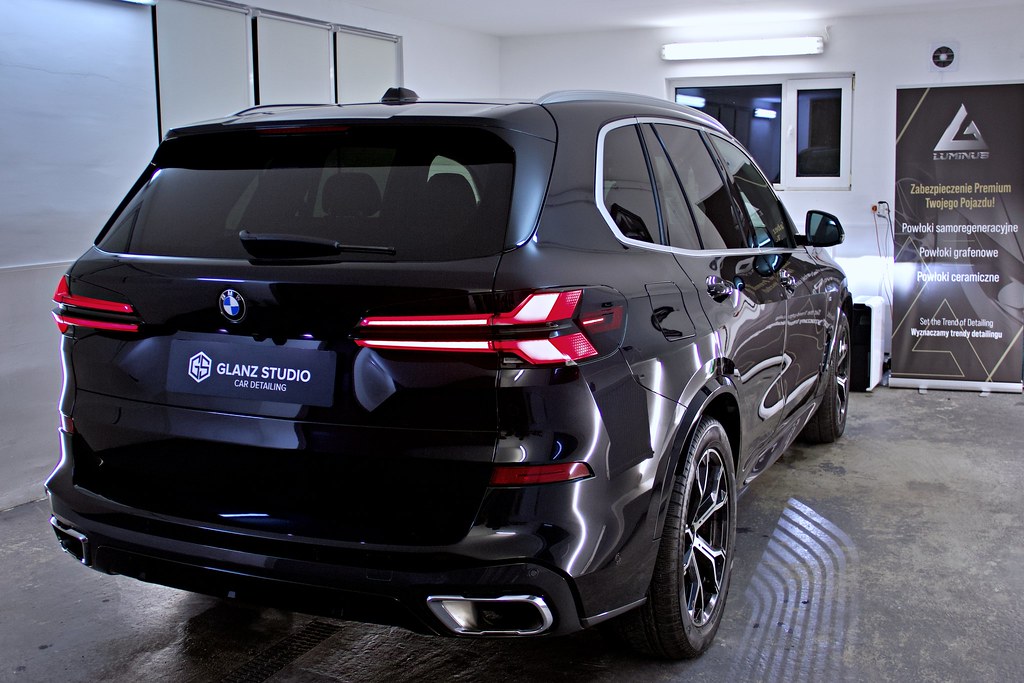 Tył BMW X5 z tablicą Glanz Studio, głębia czarnego lakieru