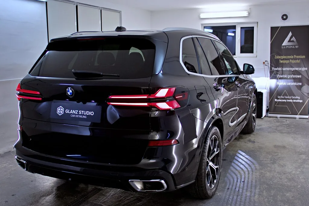 Tył BMW X5 z tablicą Glanz Studio, głębia czarnego lakieru