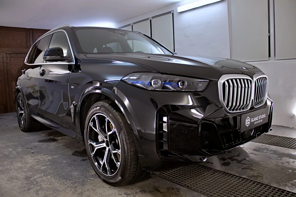 Detal tylnej lampy BMW X5, gładka tafla lakieru po powłoce