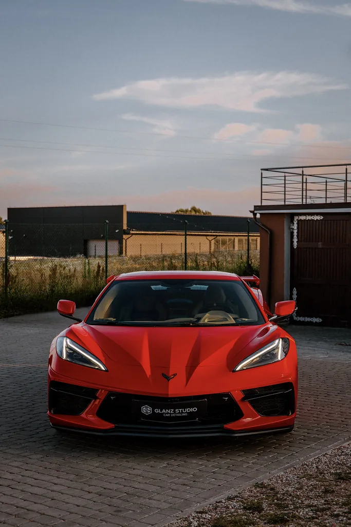 Chevrolet Corvette C8 od przodu na tle wieczornego nieba, lakier po pełnej korekcie