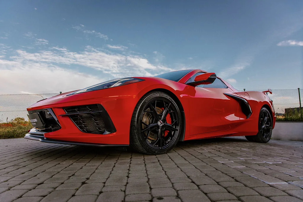 Niski kadr na przód Corvette C8 po korekcie lakieru, na tle błękitnego nieba