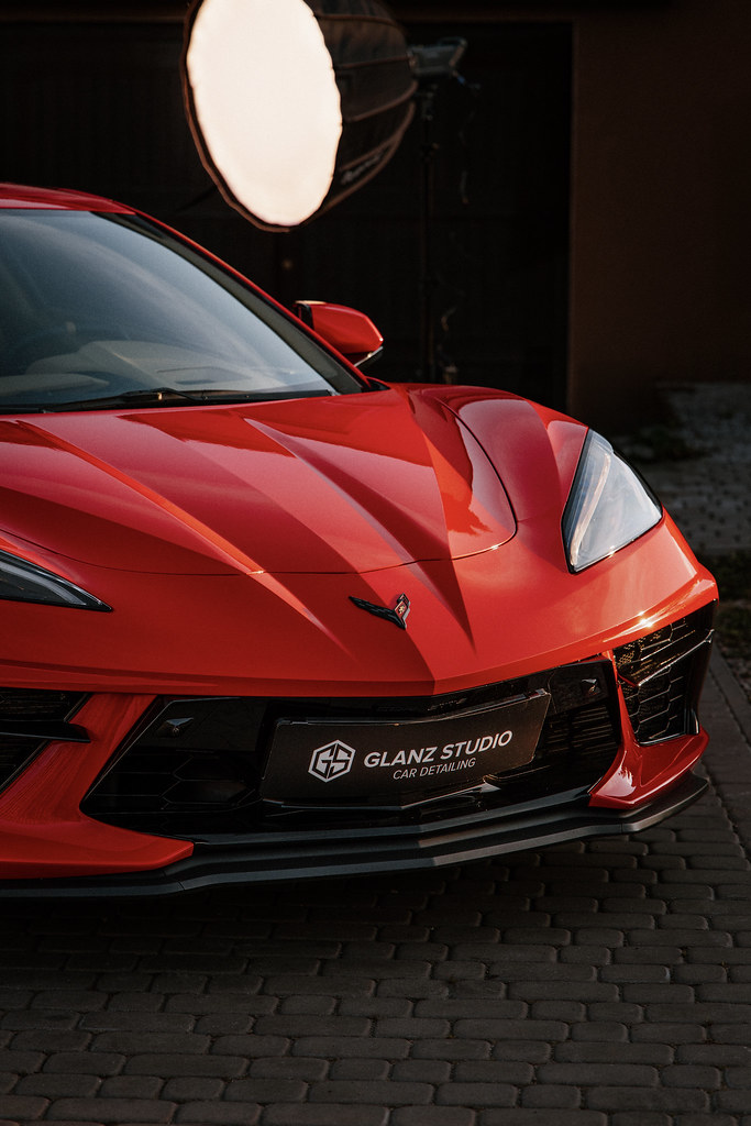 Przód Corvette C8 podczas sesji przy lampie studyjnej, lakier odbija światło jak lustro
