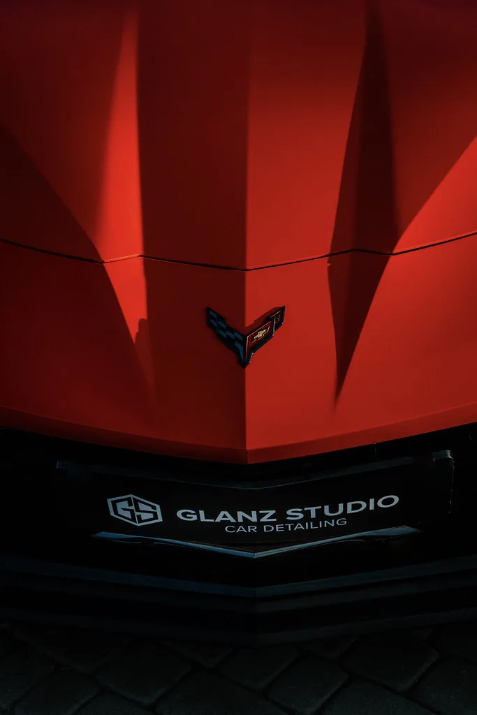 Maska Corvette C8 w bocznym świetle, idealnie gładki lakier po korekcie