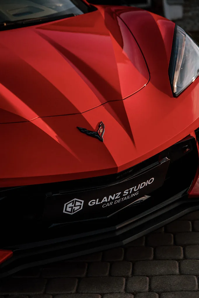 Zbliżenie na maskę i reflektor Corvette C8 po aplikacji powłoki elastomerowej