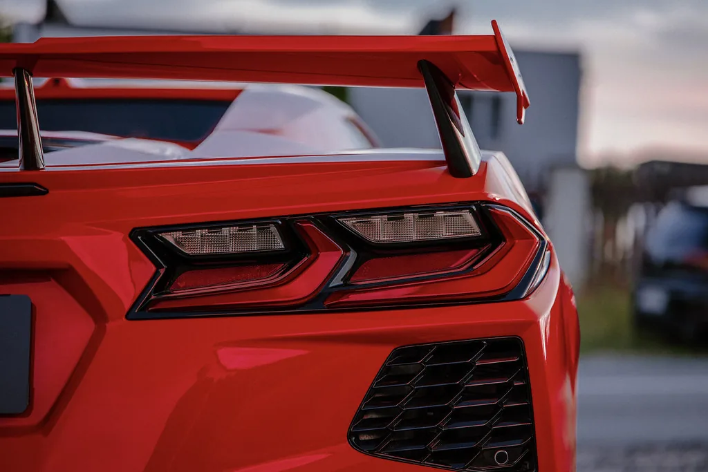 Tylna lampa i spojler Corvette C8, głębia koloru po powłoce elastomerowej