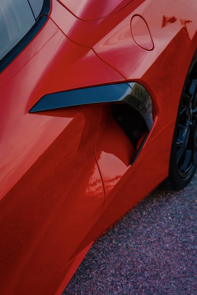 Boczny wlot powietrza Corvette C8, połysk lakieru po detailingu