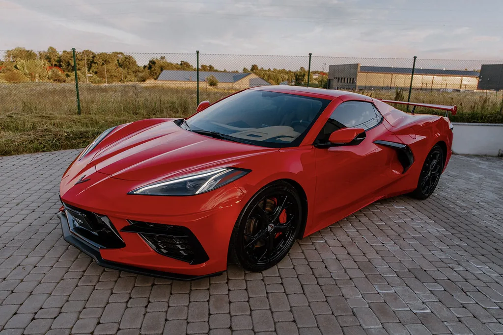 Corvette C8 na kostce brukowej, widok trzy czwarte z przodu