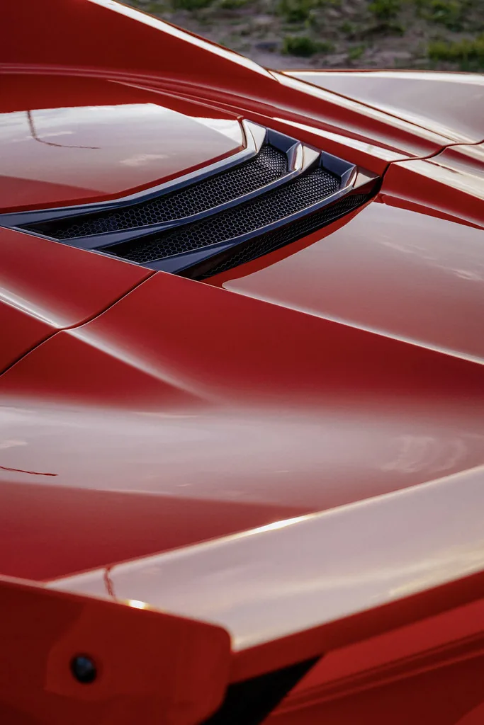 Wlot powietrza na masce Corvette C8, detal po korekcie lakieru
