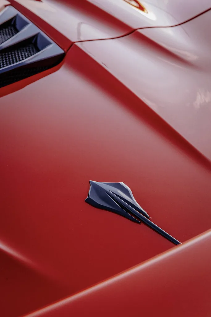 Emblemat Stingray na masce Corvette C8