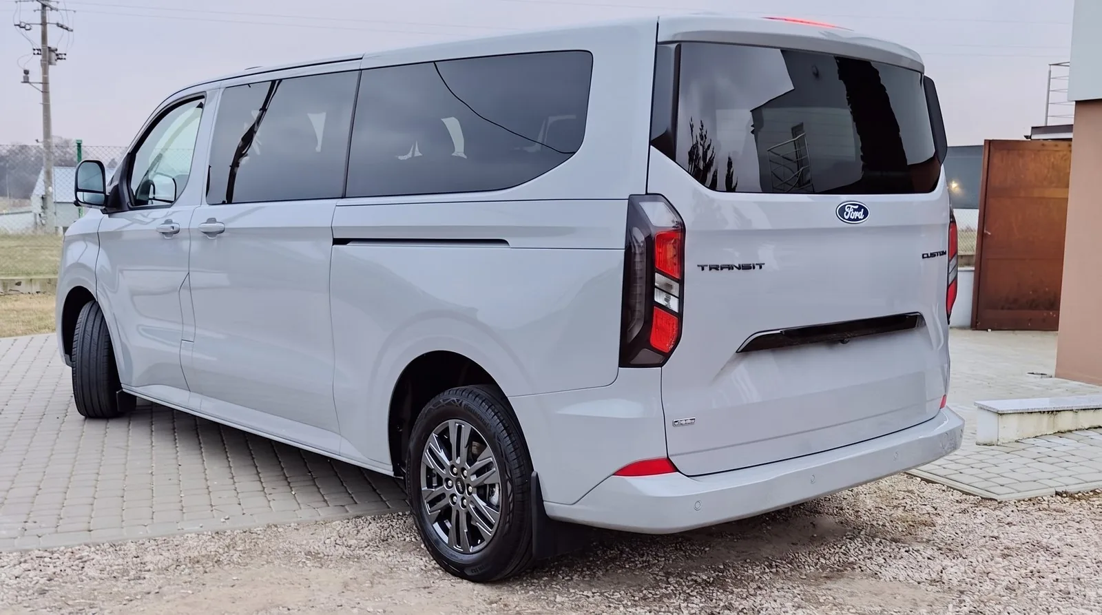 Ford Transit Custom od tyłu z boku, lakier po powłoce elastomerowej