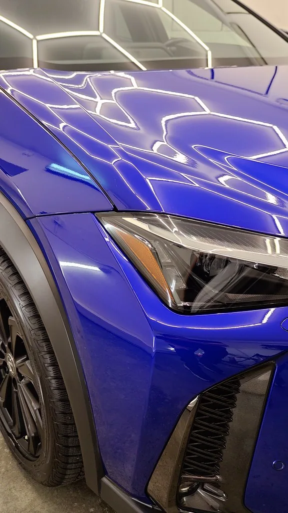 Maska i reflektor Lexusa UX w zbliżeniu, głęboki połysk lakieru pod folią PPF