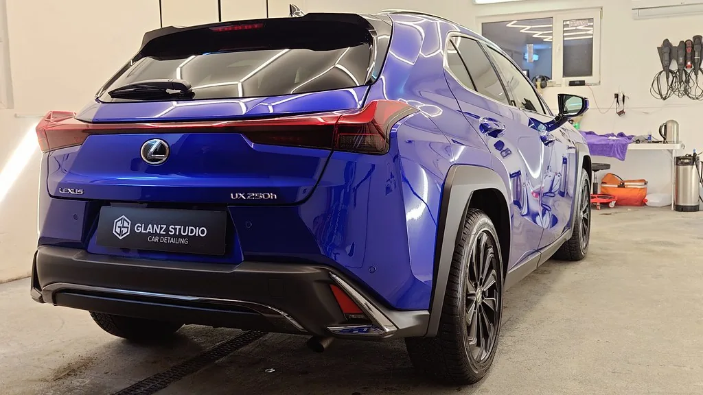 Tył Lexusa UX 250h z tablicą Glanz Studio po aplikacji powłoki elastomerowej
