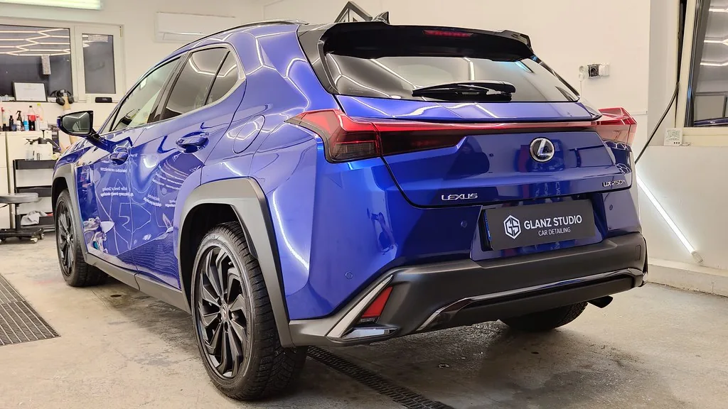 Lexus UX w ujęciu z tyłu, niebieski lakier po powłoce elastomerowej