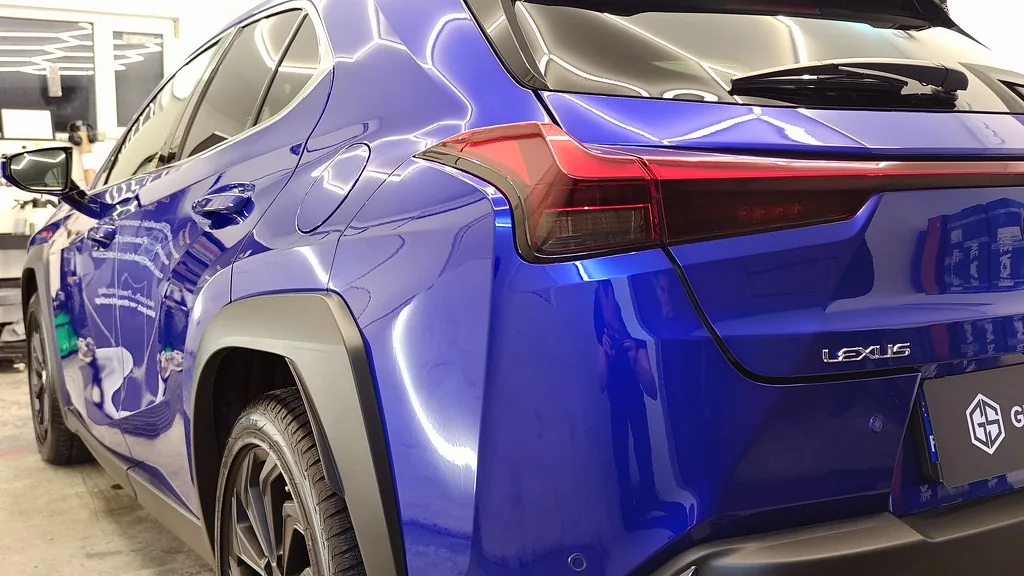 Tylna lampa i błotnik Lexusa UX, połysk powłoki elastomerowej