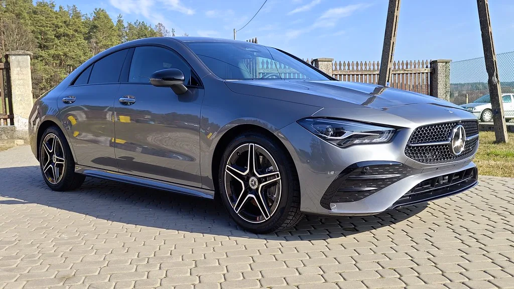 Mercedes CLA z przodu z boku, grafitowy lakier po powłoce elastomerowej