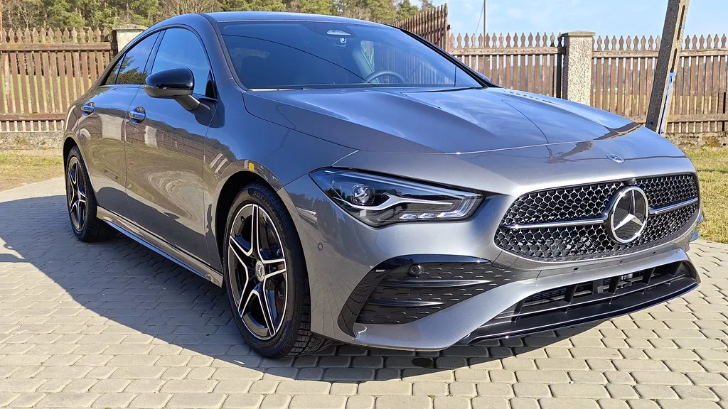 Przód Mercedesa CLA z bliska, głęboki połysk lakieru po powłoce