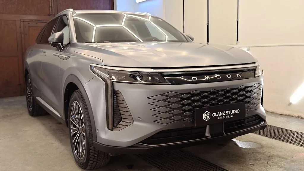 Omoda 9 z przodu w studiu detailingowym, lakier po powłoce elastomerowej